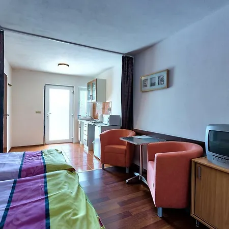 بيت ضيافة Apartmanovy Dom Red 4*