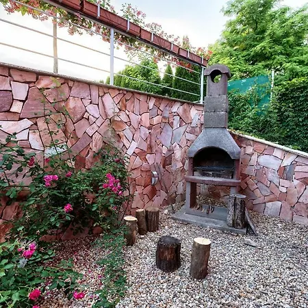 Apartmanovy Dom Red 4* Podhájska
