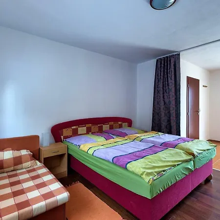 Apartmanovy Dom Red بيت ضيافة Podhájska