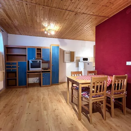 Apartmanovy Dom Red بيت ضيافة Podhájska